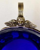 cca 1900 Puttós díszítésű, füles kínáló tál kék üvegbetéttel (hibátlan). ezüstözött áttört fém  / Si...