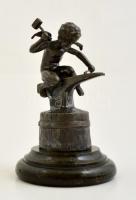 Kovácsoló puttó figura. Ón, márvány talpazaton. / Tin blacksmith angel figure 12 cm