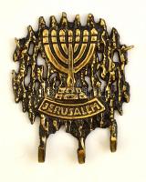 Menóradíszes fém kulcstartó, Jerusalem felirattal, 10,5×8,5 cm