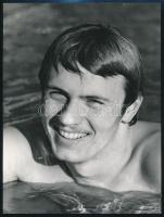 4 db sajtófotó, sérülésekkel, 19x12 és 30x22 cm