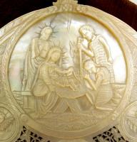 Betlehemi emlék, régi, gazdagon faragott gyöngyház kagyló, fa talapzaton, 16×16,5 cm /

Souvenir f...