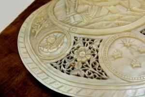 Betlehemi emlék, régi, gazdagon faragott gyöngyház kagyló, fa talapzaton, 16×16,5 cm /

Souvenir f...