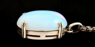 Ezüst(Ag) lánc szintetikus tejopál medállal, jelzett, h: 44 cm, bruttó: 10,5 g