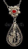 Ezüst(Ag) lánc korall berakásos filigrán medállal, jelzett, h: 48 cm, bruttó: 10,1 g