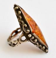 Ezüst(Ag) gyűrű rombusz alakú borostyánnal, jelzés nélkül, méret: 49 cm, bruttó: 6,6 g