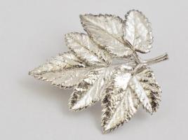 Ezüst ( Ag.) leveles kitűző, jelzett (Flora Dancia), 3,5×3,5 cm, nettó:5,7 g