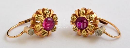 Arany (Au) fülbevaló pár, szintetikus kővel, 14K, jelzett, bruttó: 3,4 g