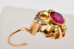 Arany (Au) fülbevaló pár, szintetikus kővel, 14K, jelzett, bruttó: 3,4 g