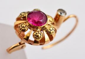 Arany (Au) fülbevaló pár, szintetikus kővel, 14K, jelzett, bruttó: 3,4 g