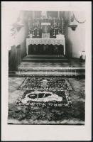 1939 Mogyoród, A templom oltára, előtte virágból kirakott irredenta jelképpel, fotólap, 14x9 cm