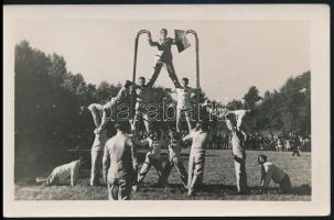 cca 1930-1940 Tornászok csoportja, fotólap, 9x14 cm