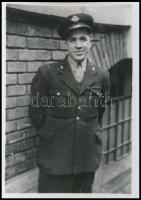 cca 1930-1940 Budapest, Mentőautó és mentősök a Markó utcai garázsban, 2 db későbbi előhívás, 15x10 ...