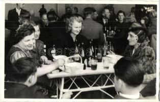 1940 Nagyvárad, Oradea; bevonulás, nők az asztalnál / entry of the Hungarian troops, women at the table. Boros Péter photo