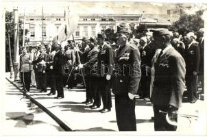 1940 Nagyvárad, Oradea; bevonulás, honvédtisztek zászlóval / entry of the Hungarian troops, soldiers with flag. Boros Péter photo (felületi sérülés / surface damage)