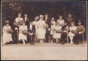 cca 1914 Katonák hölgytársaságban, fotó, 16x22 cm