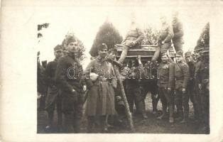 1916 Fatörzzsel pózoló humoros osztrák-magyar katonák csoportkép / WWI K.u.K. military humour, soldiers posing with tree trunk. group photo (EK)