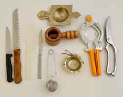 Konyhai eszközök (teaszűrő, kések, vágók), összesen: 10 db