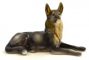 Hollóházi fekvő kutya, kézzel festett, jelzett, apró kopásokkal, h: 20,5 cm