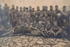 A magyar királyi 16. besztercebányai honvéd gyalogezred története. Különleges, egyedi összeállítás a...