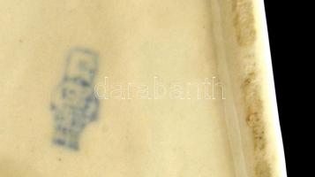 Zsolnay fagyűjtő kisfiú, kézzel festett, jelzett, apró kopásokkal, m: 15,5 cm