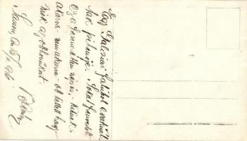 1916 Sassów (Sasiv), egy galíciai faluból evakuáltak pihenője. Osztrák-magyar katona felvétele a fro...