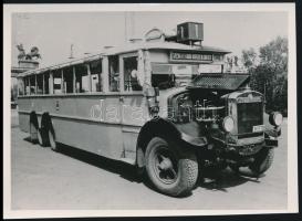 cca 1930-1940 Budapest, A Széchenyi Fürdő és a Horthy Miklós körtér között közlekedő 1-es busz a Hősök terén, későbbi előhívás, 8,5x12 cm