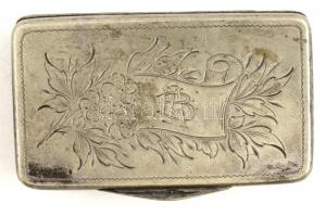 Díszes fém pasztillás dobozka, "AB" monogrammal, 7,5×4,5×2 cm