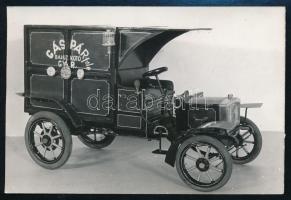 1902 Gáspár-féle Bajuszkötő Gyár autója, későbbi előhívás, hátoldalon feliratozva, 6,5x9,5 cm