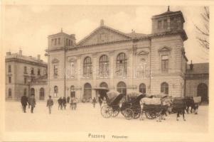 Pozsony, Pressburg, Bratislava; pályaudvar, vasútállomás, hintók / Bahnhof / railway station, chariots (fl)