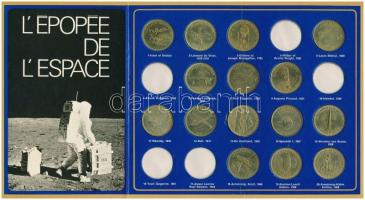 Franciaország ~1970. LÉpopée de lEspace (Az űrutazás története) 20db sárgaréz emlékérem (15xklf) francia nyelvű karton berakólappal, az érmék hátoldalán Shell logó T:1-,2