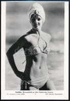 cca 1970-1980 Fürdőruha-divat, 2 db MTI-fotó, 26,5×18,5 cm