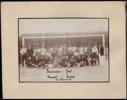 1927 Lupény, Ferencváros (FTC)- Jiul labdarúgó mérkőzés csoportképe a Fradi romániai túrájáról, kartonra kasírozva, hátoldalán pecséttel jelzett, 16x22 cm