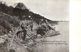 1914 Balaton, Balatonkenese és Balatonfűzfő között; Vasúti szerencsétlenség, Balatonba sodort gőzmozdony és maradványai (EK)