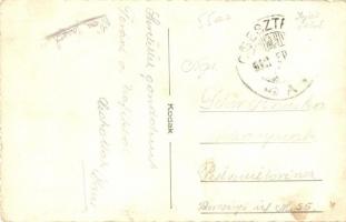 Csesztreg, Hősök tere, üzlet, gyerekek csoportképe. photo (EK)