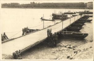Komárom, Komárno; Hajóhíd a Dunán, katonák pontonhíd építése közben / soldiers building a pontoon bridge over the Danube. photo (Rb)