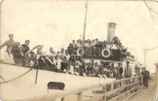 1929 Balatoni kirándulás a Helka személyszállító csavargőzös fedélzetén, csoportkép / Trip on Helka, group photo by Szabó Imre (EK)