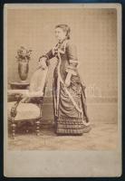cca 1880 Fiatal lány népviseletben, keményhátú fotó Veress Ferenc műterméből (Erdély részi népviselet fényképezde), 16×11 cm