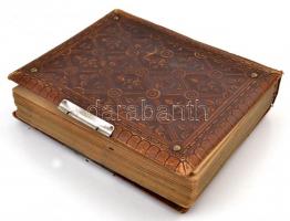 cca 1870-1890 Vegyes fotó tétel, 68 db portré különféle műtermekből, nagyméretű, javított bőrkötésű ...