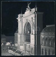 cca 1938 Vadas Ernő (1899-1962): Budapest, Keleti pályaudvar, hátoldalon feliratozott fotó, a Hungária Magazin pecsétjével, 15,5x15,5 cm