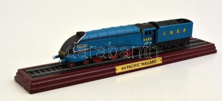 A4 Pacific "Mallard" gyűjtői vasútmodell, fa talapzaton, saját dobozában, h: 21,5 cm