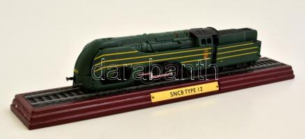 SNCB Type 12 gyűjtői vasútmodell, fa talapzaton, saját dobozában, h: 21 cm
