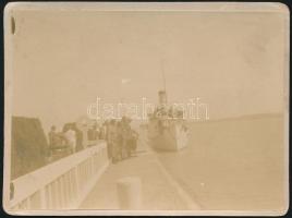 cca 1913 Balatonfüred, a Jókai gőzös a kikötőben, keményhátú fotó, hátulján feliratozva, 9×12 cm