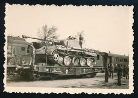 cca 1943 Párduc harckocsi álcázása és szállítása MÁV vasúti kocsin, ukrajnai pályaudvaron, 6x9 cm / Panther tank