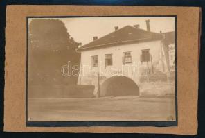 cca 1900 Az eperjesi (Felvidék) kórház bejárata, albumlapra ragasztott fotó, 7,5x10,5 cm / Presov, hospital