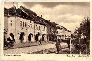 Beszterce, Bistritz, Bistrita; Árkádok, Búza tér, magyar katona. Gustav Zikeli / Kornmarkt / street view, Hungarian soldier (EK)