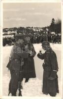 1939 Uzsok, Uzhok; Magyar-Lengyel Baráti találkozás a visszafoglalt ezeréves határon, borozó katonák / Hungarian-Polish meeting at the border, soldiers drinking wine