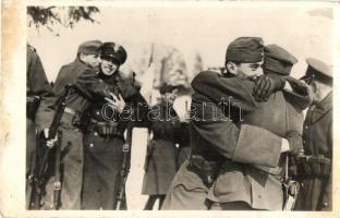 1939 Uzsok, Uzhok; Magyar-Lengyel Baráti találkozás a visszafoglalt ezeréves határon, ölelkező katonák / Hungarian-Polish meeting at the border, hugging soldiers (fl)