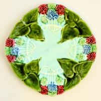 Körmöcbányai szecessziós virágmintás tányér, jelzett, apró mázhibákkal, d: 17,5 cm