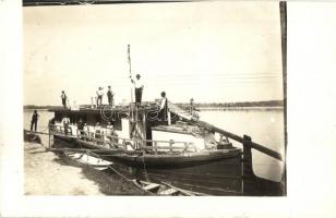 Vág-Duna, Vah-Danuba; lakóhajó / house boat, photo