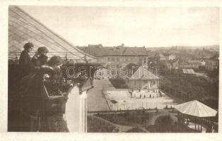 Kolozsvár, Cluj; Marianum, sport pálya, diáklányok az erkélyen / girl school, sport field, girls on the balcony